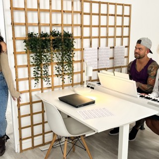 Чернокожую красавицу  шпилит крепкий хуй