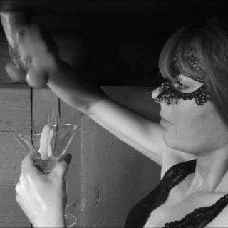 Милфа подрочила и насосала хуй