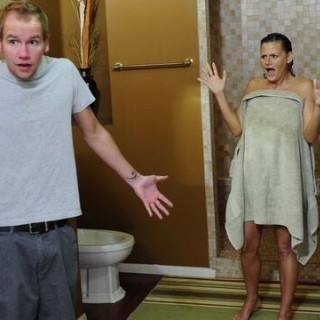 Милфа с отличными дойками жарко ебется