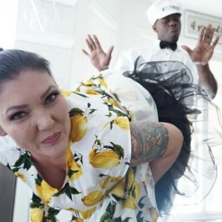 Негр мощно дрючит белую толстую бабу