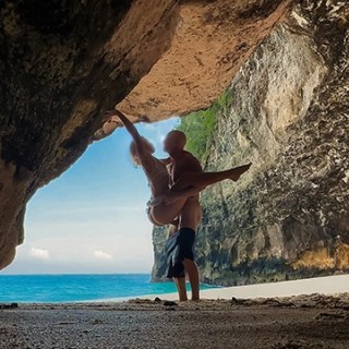 В пещере на пляже  самец долбит красотку