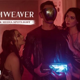 Мужик пердолит красивых девушек