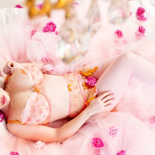 Грудастая Лили (Lily Lou)  ласкает пиздень