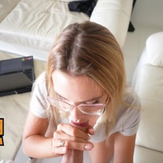 Дал телочке в очках соснуть член