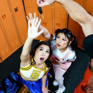 Здоровый мужик чпокает двух крошек