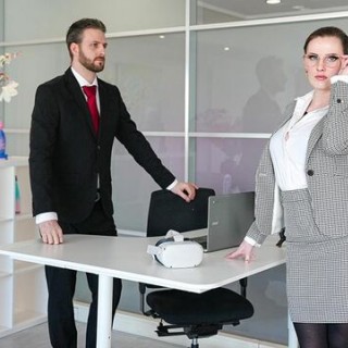 Начальник круто дрючит офисную курву
