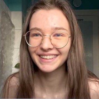 Молодая девка моется на камеру