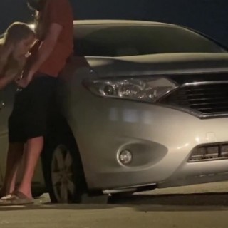 Возле машины красивая девушка сосет