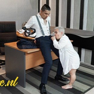 Бабу карлика выебал парень